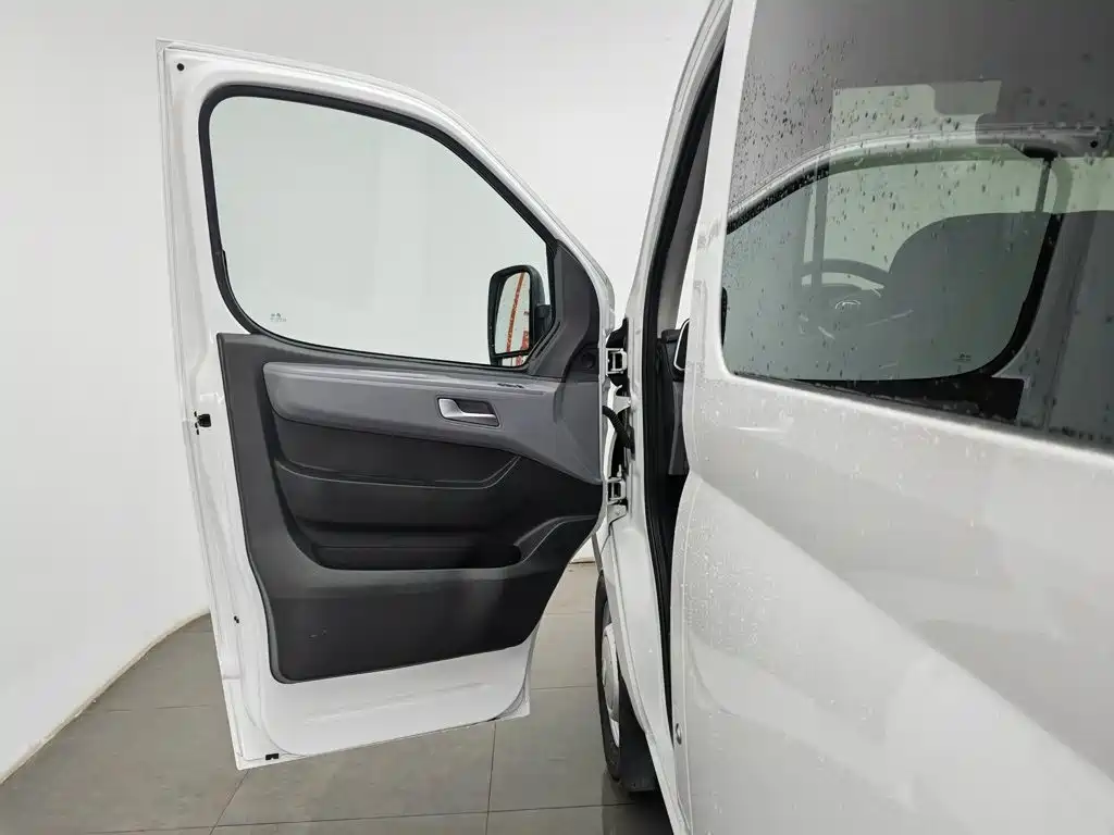 SAIC Maxus Xintu V80 2025 2024 Model Year Aoyunton Value Edition 6MT Short Wheelbase Medium Roof 127Ps 5/6-Seater