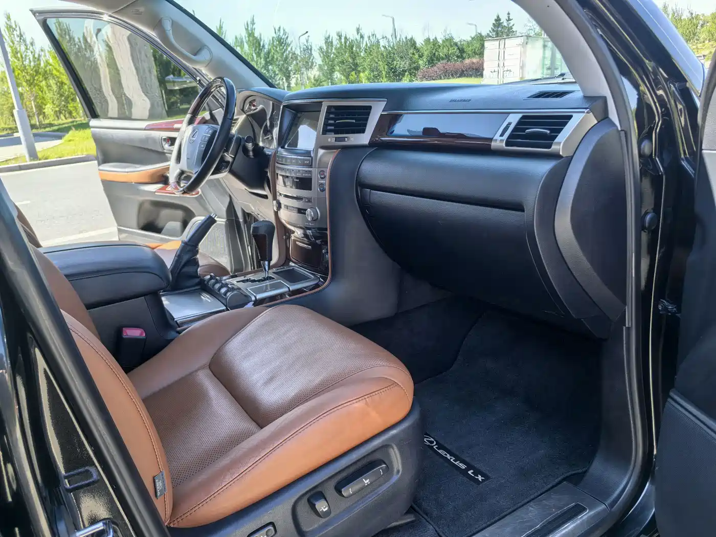 Lexus LX фото 14