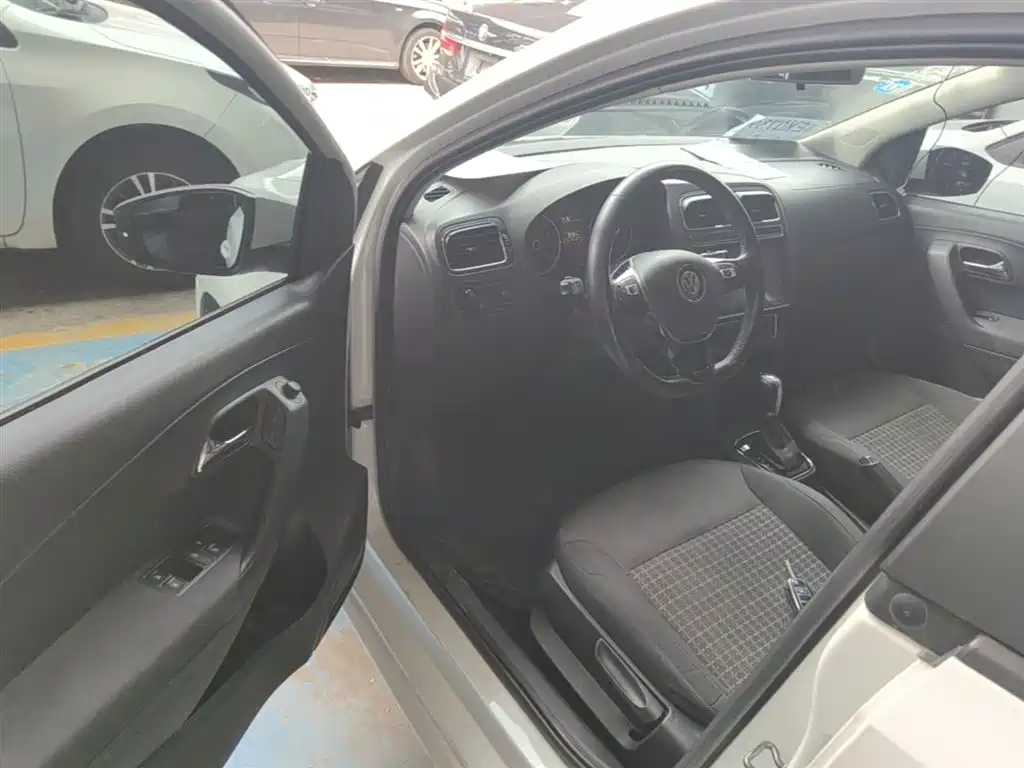 Volkswagen Polo 2016 1.6L Automatic Comfort фото 16
