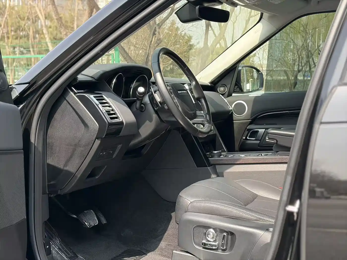 Land Rover Discovery 2017 3.0 SC V6 SE фото 4