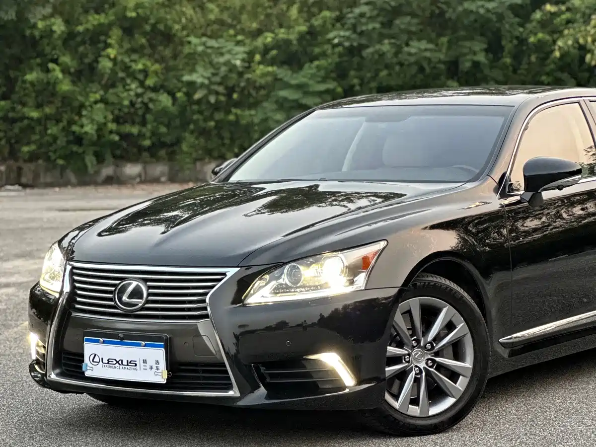 Фото 3 - Lexus LS