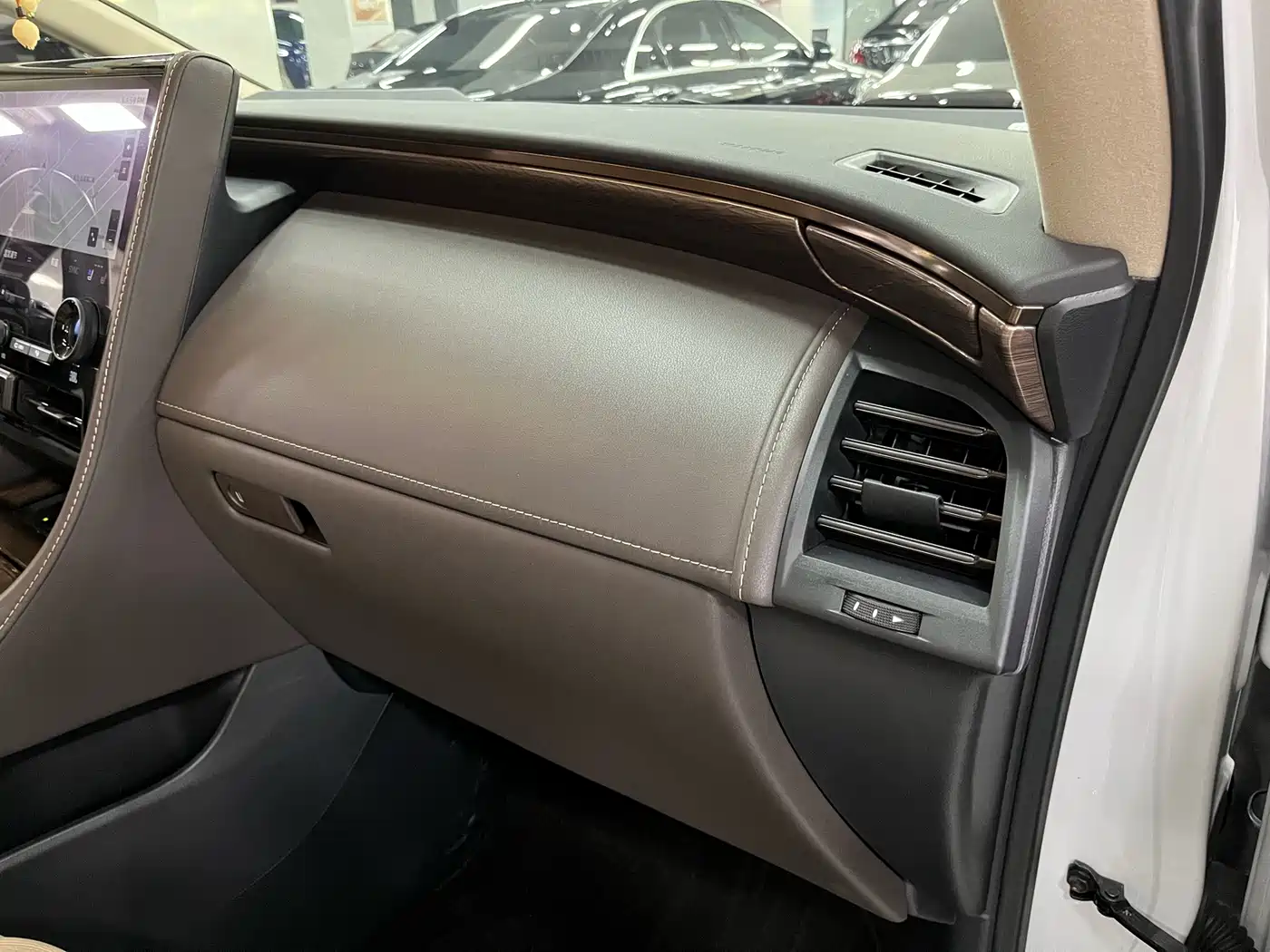 Toyota Vellfire 2025 2025 Crown Hybrid 2.5L Ink Gold Executive Edition