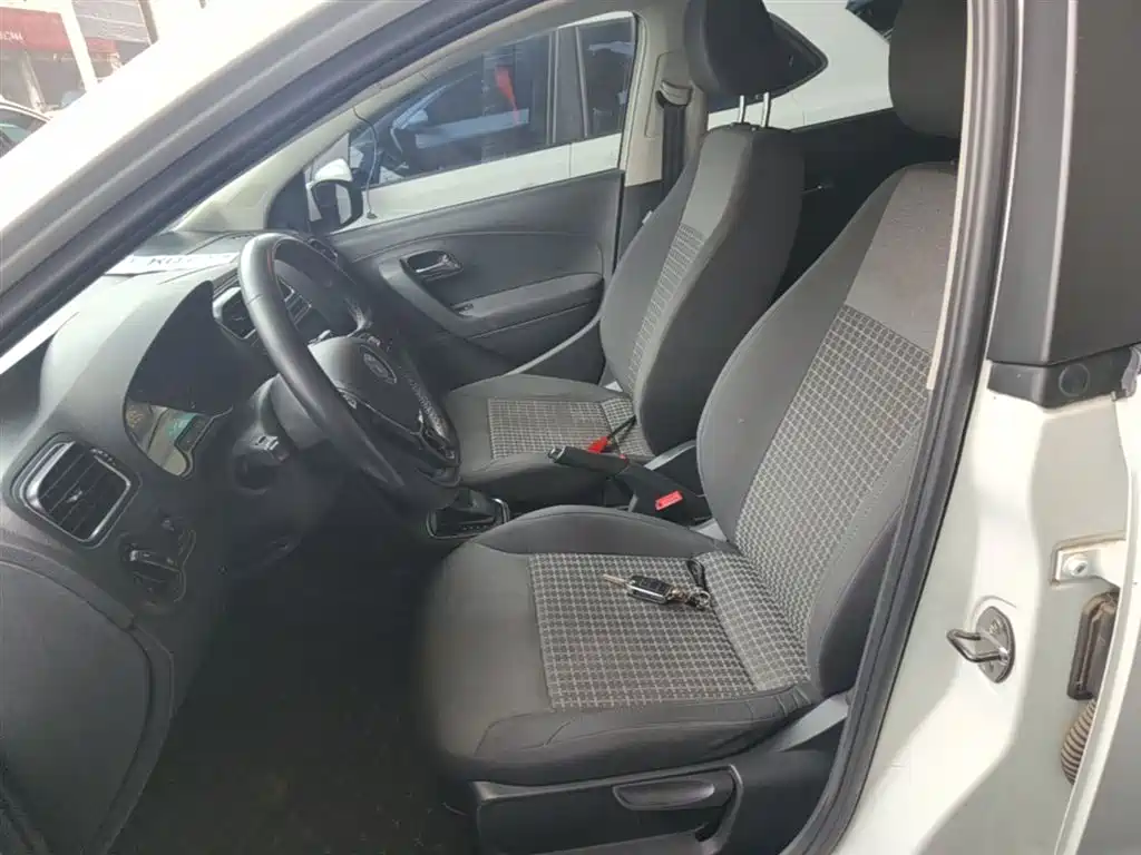 Volkswagen Polo 2016 1.6L Automatic Comfort фото 15
