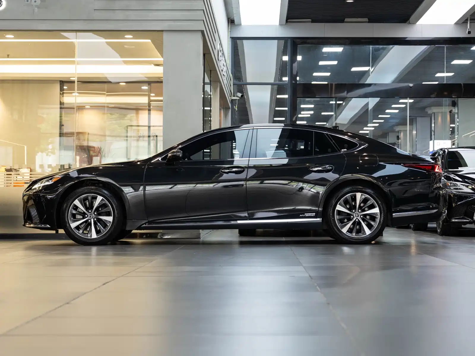 Фото 4 - Lexus LS