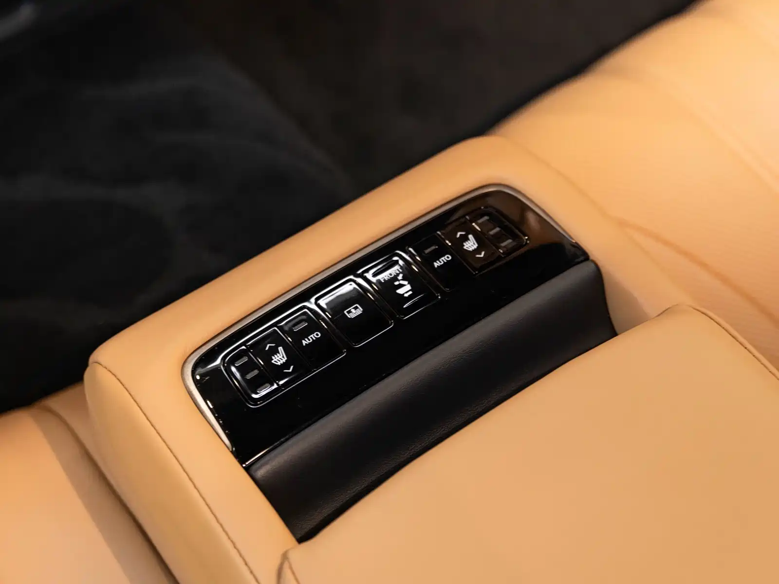 Фото 18 - Lexus LS