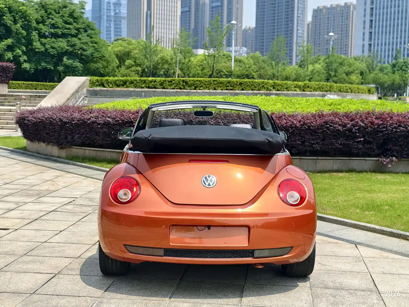 Volkswagen Beetle 2010 Model 2.0 BlackOrange Convertible Luxury Edition фото 15