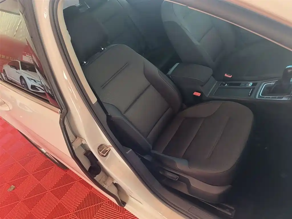 Volkswagen Golf 2016 230TSI Automatic Comfort фото 25