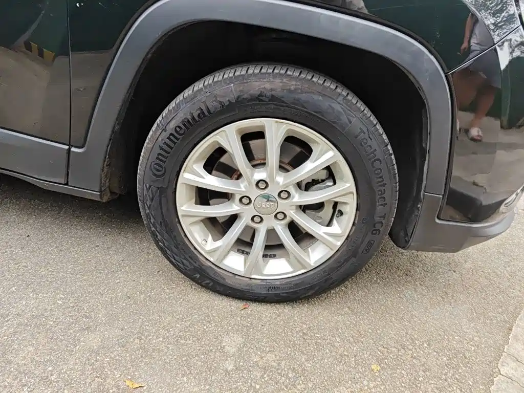 Фото 24 - Jeep Cherokee