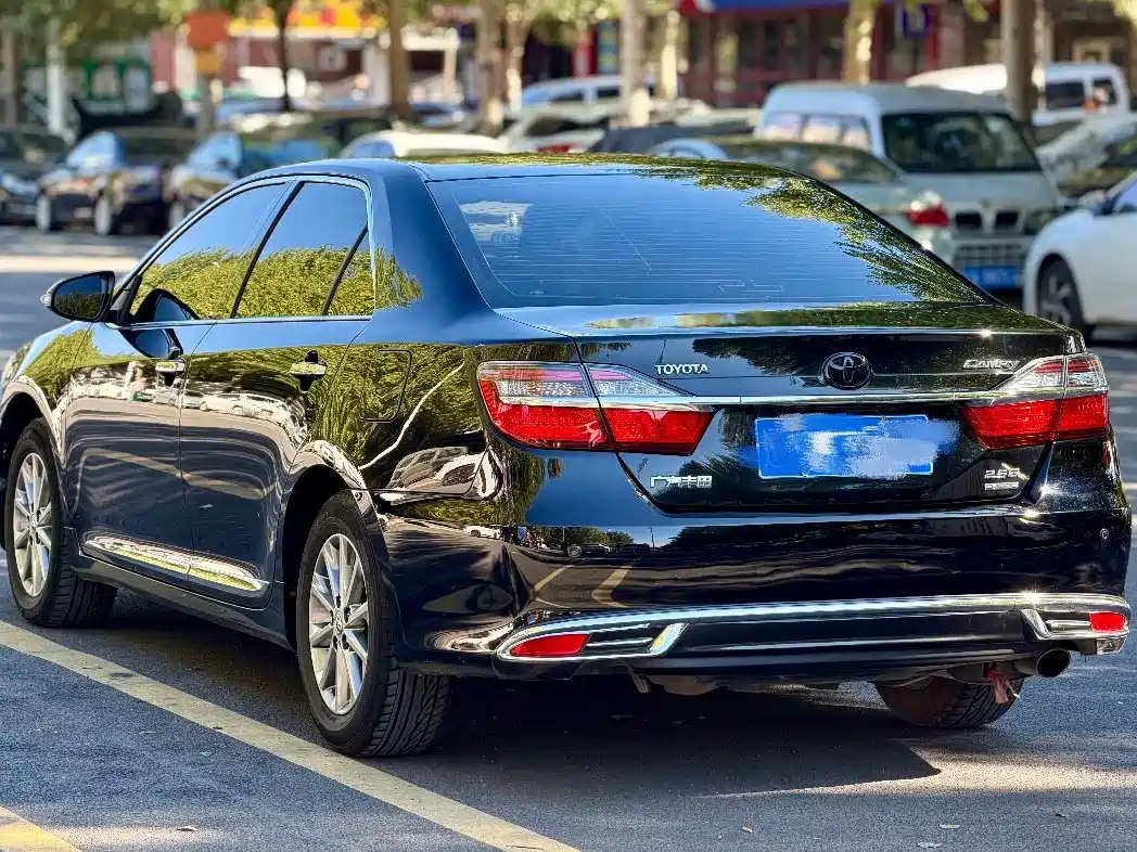Фото 10 - Toyota Camry