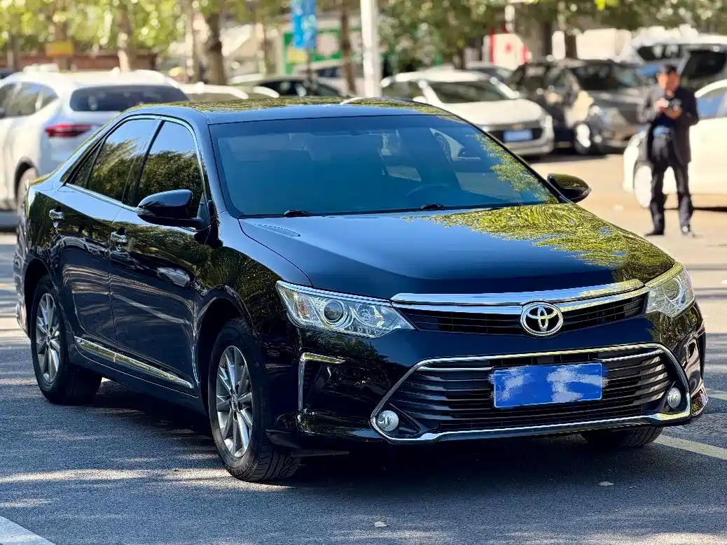 Фото 3 - Toyota Camry
