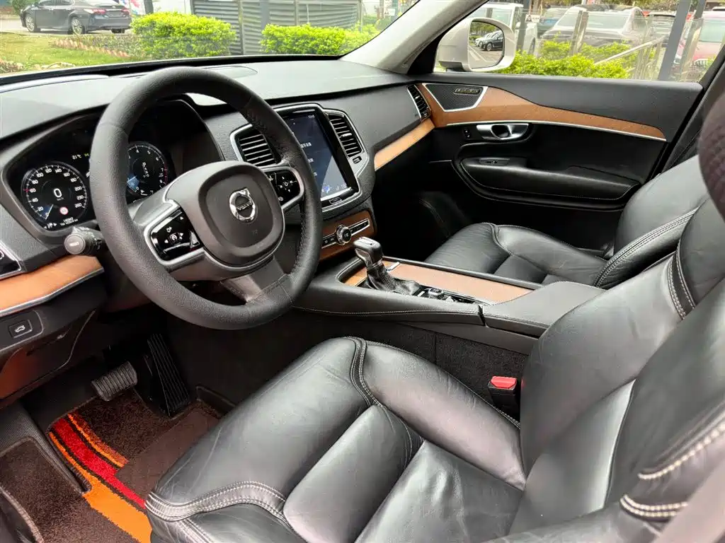 Фото 10 - Volvo XC90