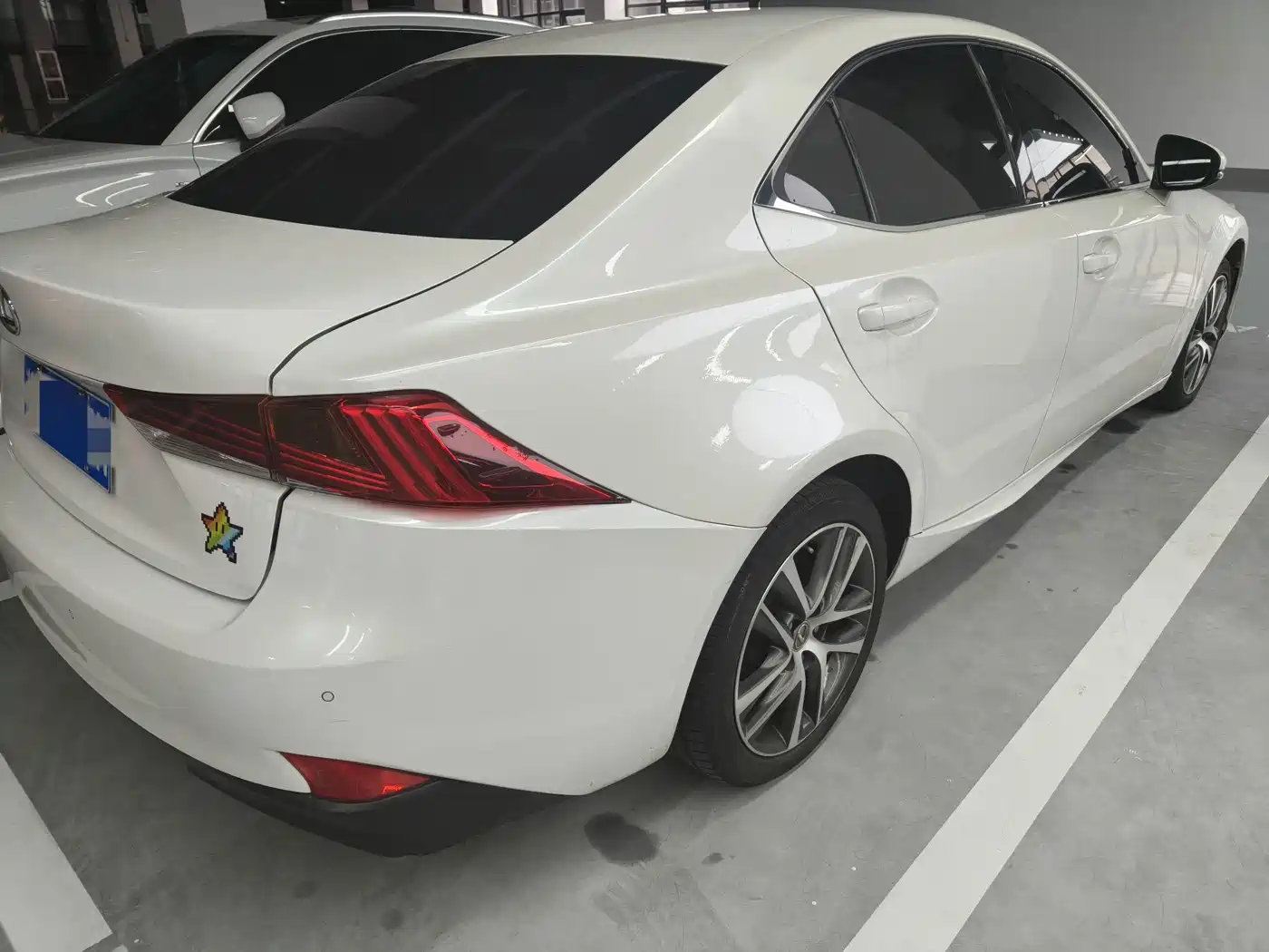 Photo 13 - Lexus IS