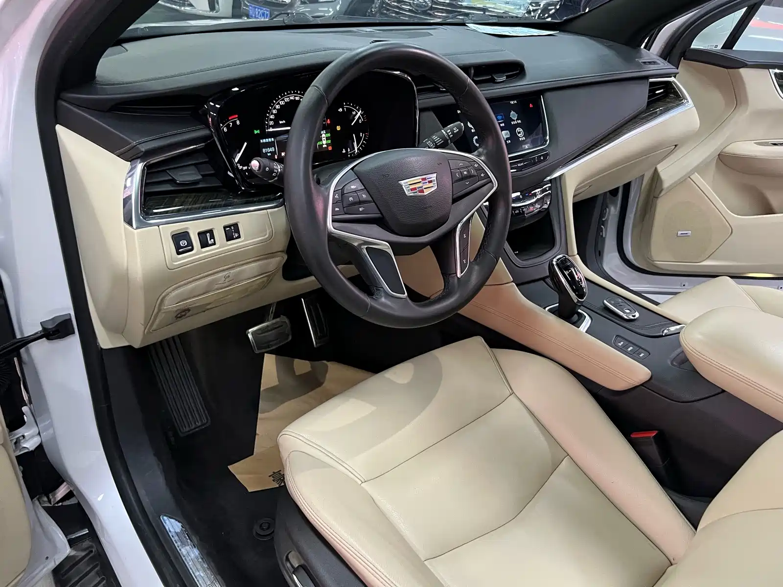 Photo 8 - Cadillac XT5