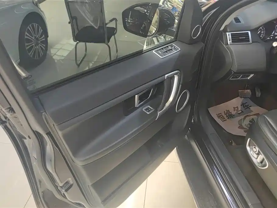 Land Rover Discovery Sport 2018 240PS SE Edition фото 7