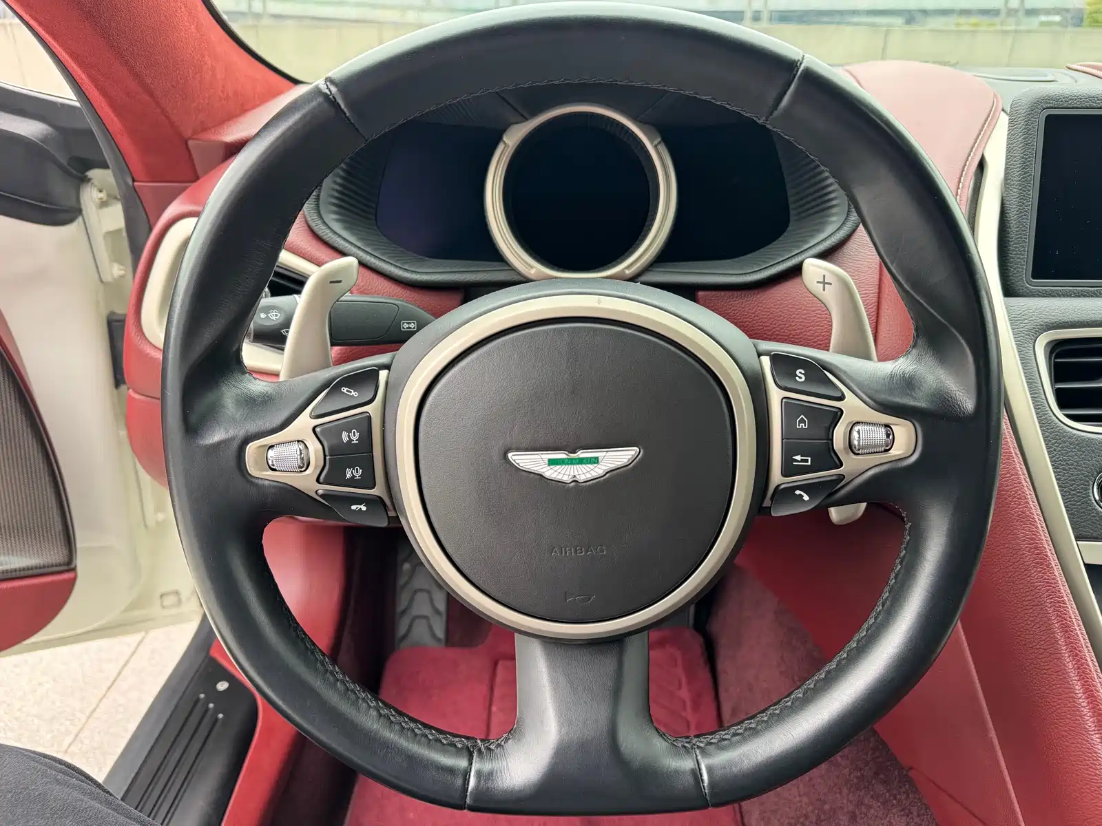 Фото 11 - Aston Martin DB11
