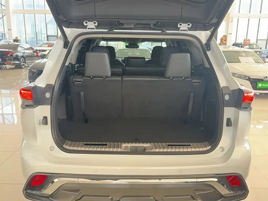 Toyota Highlander 2023 2.5L Smart Hybrid Dual Engine AWD Premium 7-Seater фото 14