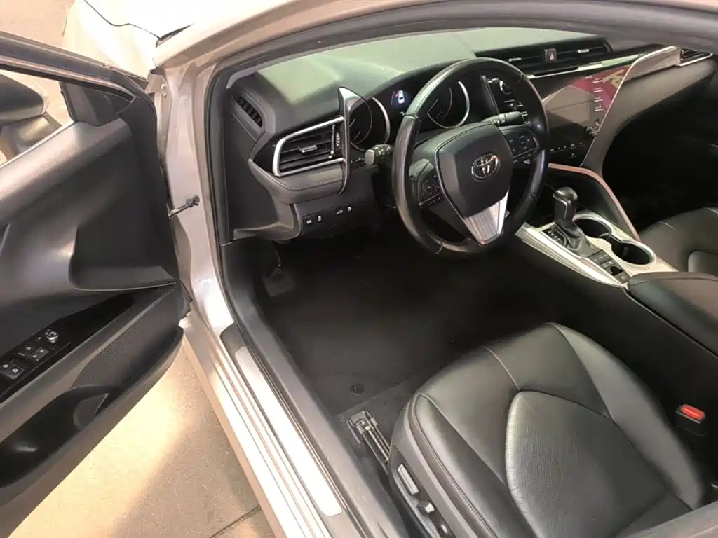 Toyota Camry 2018 Hybrid 2.5HG Luxury Edition фото 16