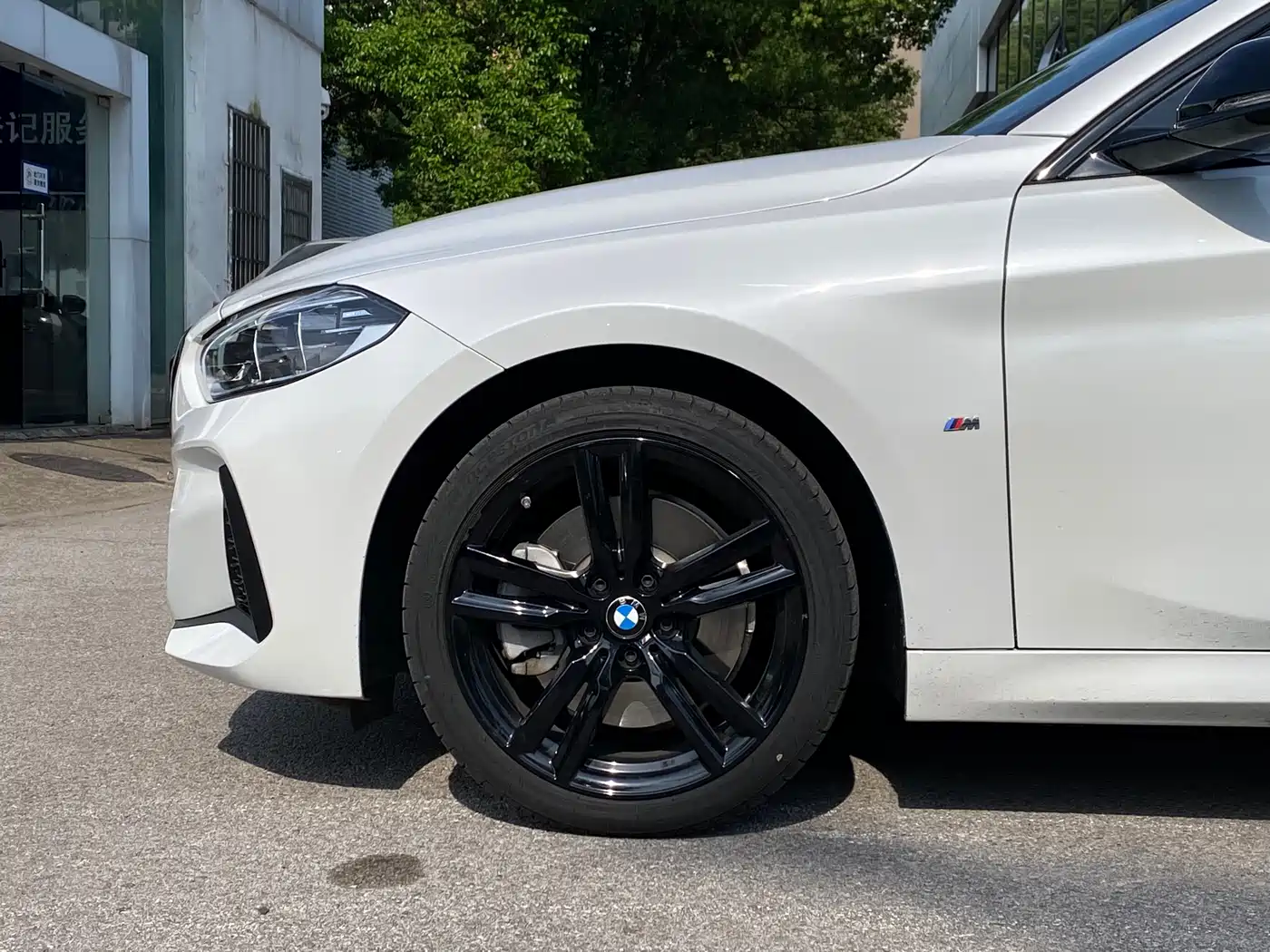 BMW 1 Series 2023 125i M Sport Shadow Edition фото 5