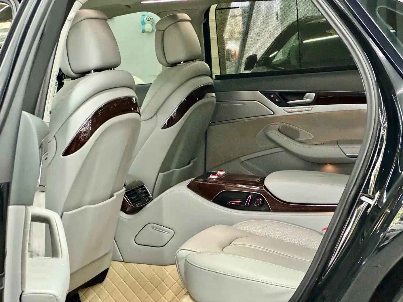 Audi A8 2011 A8L 3.0 TFSI quattro Luxury (245kW) фото 7
