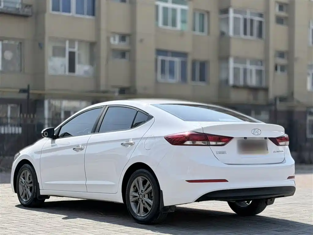 Hyundai Elantra 2016 1.6L Manual Smart·Youth Edition фото 8