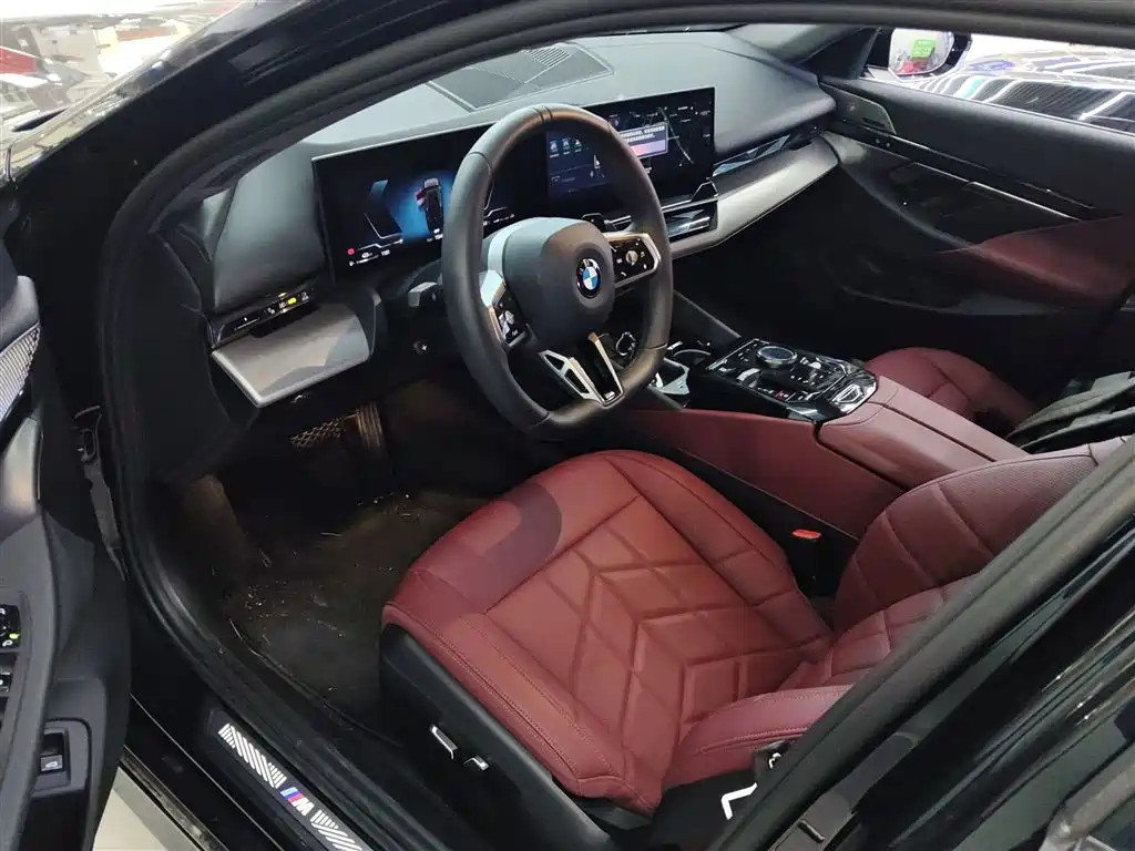 BMW 5 Series 2025 530Li Leading M Sport Package фото 12