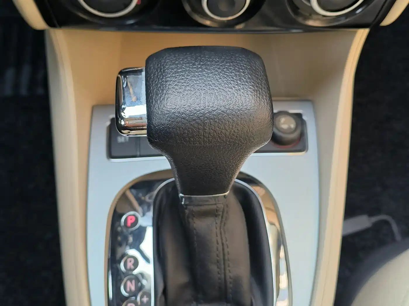 Volkswagen Lavida 2011 1.6L Automatic Pinya Edition фото 7