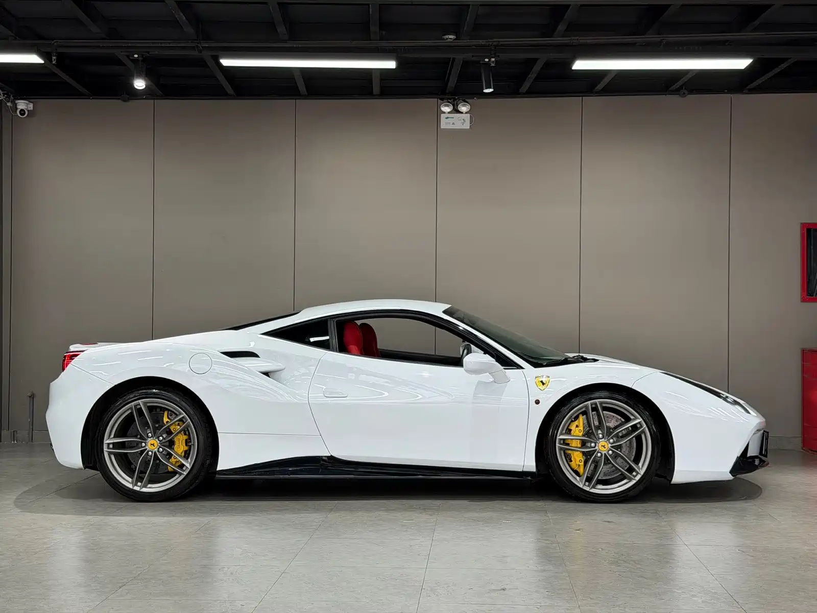 Фото 5 - Ferrari 488