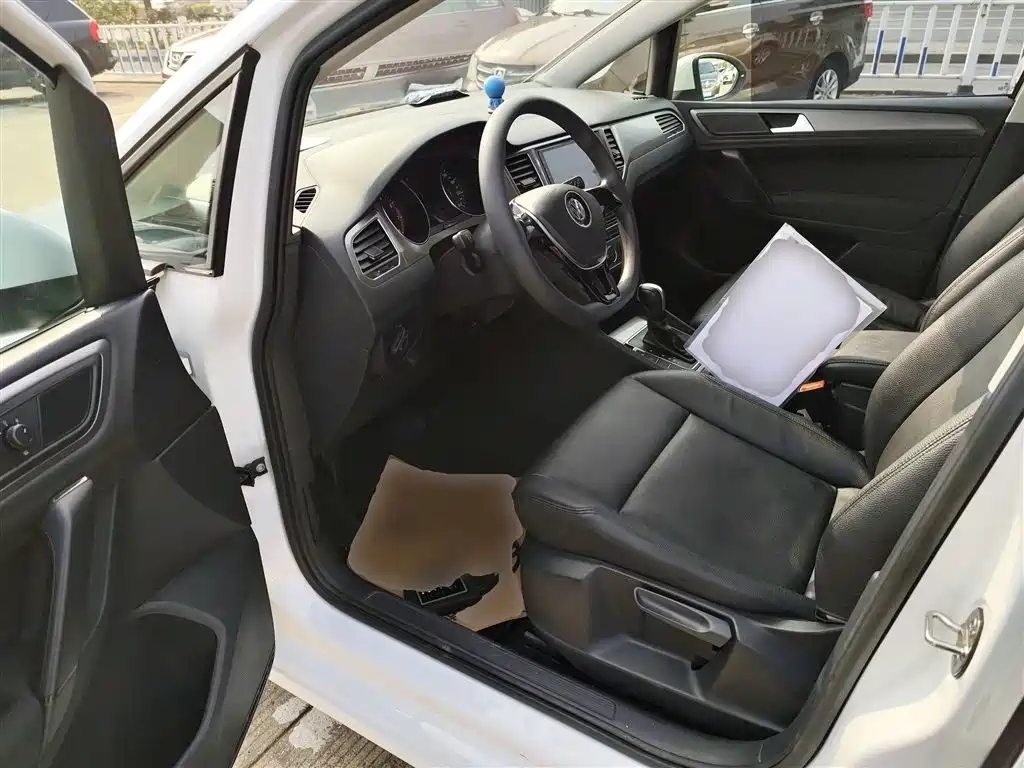 Volkswagen Golf Sportsvan 2018 1.6L Automatic Comfort фото 16