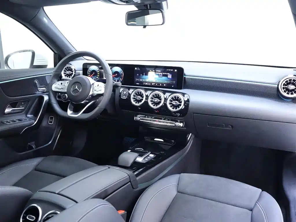 Mercedes-Benz A-Class 2021 A 200 L Sport Sedan Fashion Edition фото 19