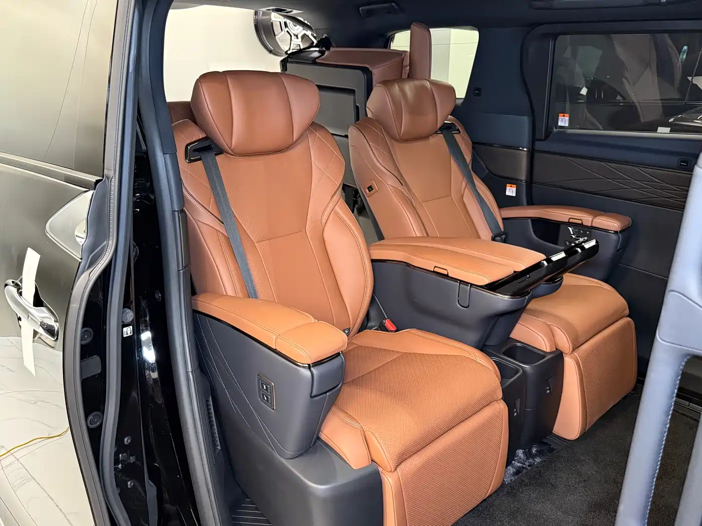Toyota Vellfire 2024 Crown Hybrid 2.5L Executive Premium Edition фото 10