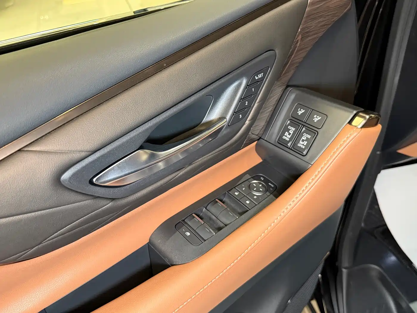 Toyota Vellfire 2024 Crown Hybrid 2.5L Executive Premium Edition фото 14
