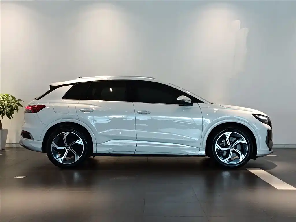 AUDI Q4 E TRON