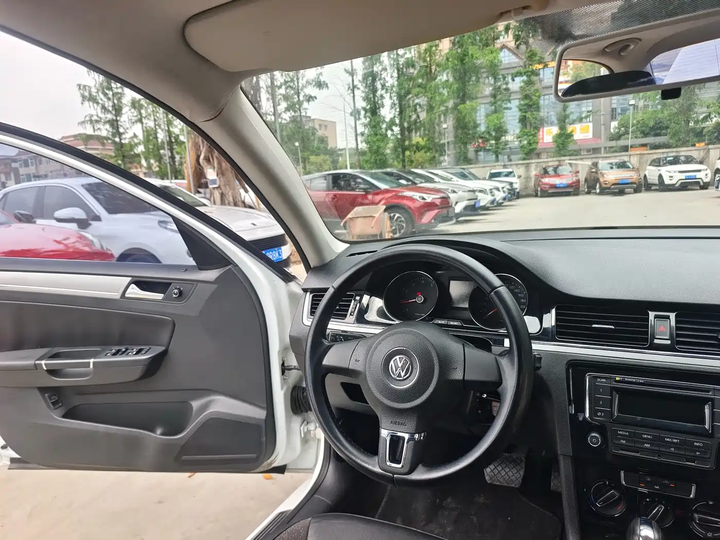 Volkswagen Bora 2014 1.6L Automatic Comfort Edition фото 6