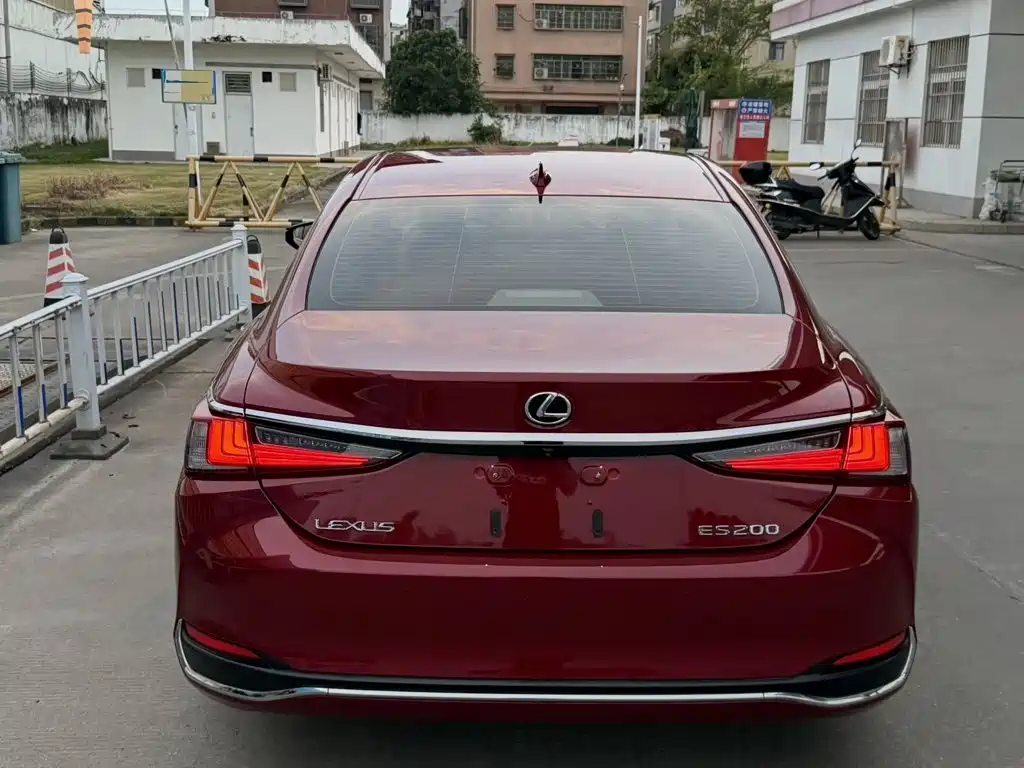Photo 3 - Lexus ES