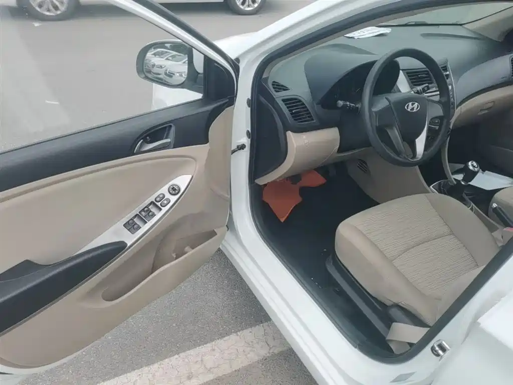 Hyundai Verna 2014 1.4L Manual Smart GLS фото 16