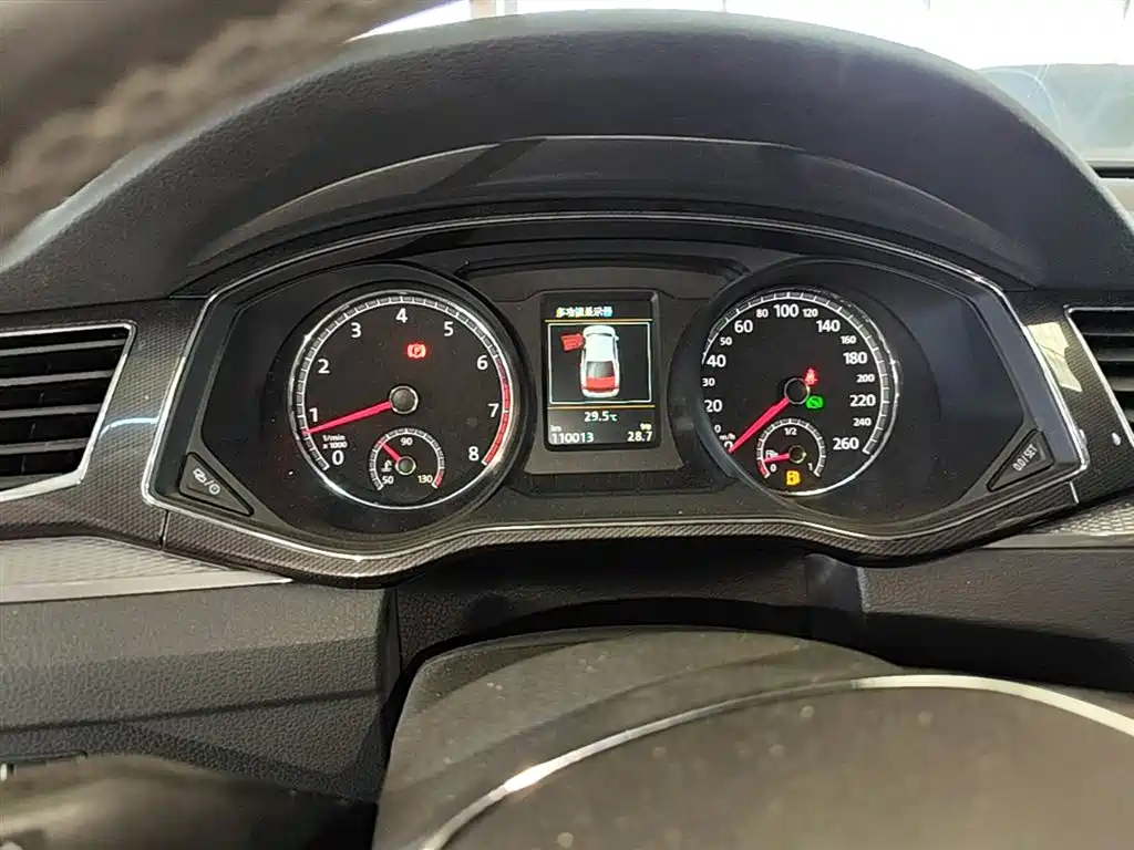 Volkswagen Passat 2017 330TSI DSG Luxury фото 18