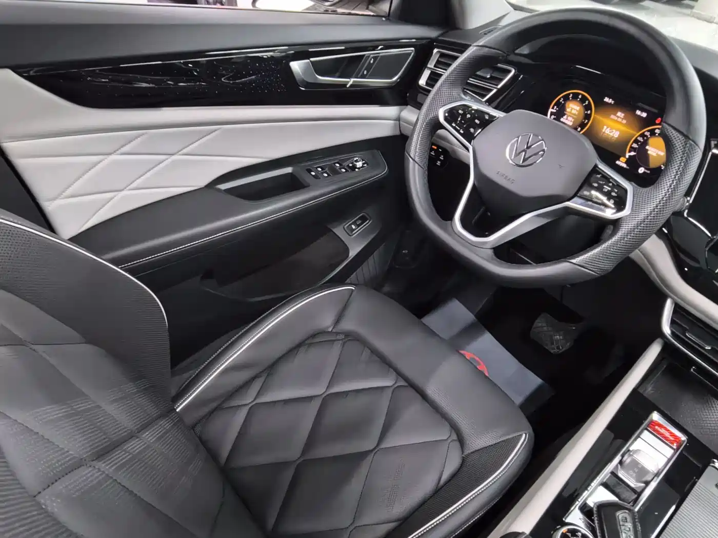 Volkswagen Teramont 2024 380TSI 4WD Prestige Luxury Edition фото 25