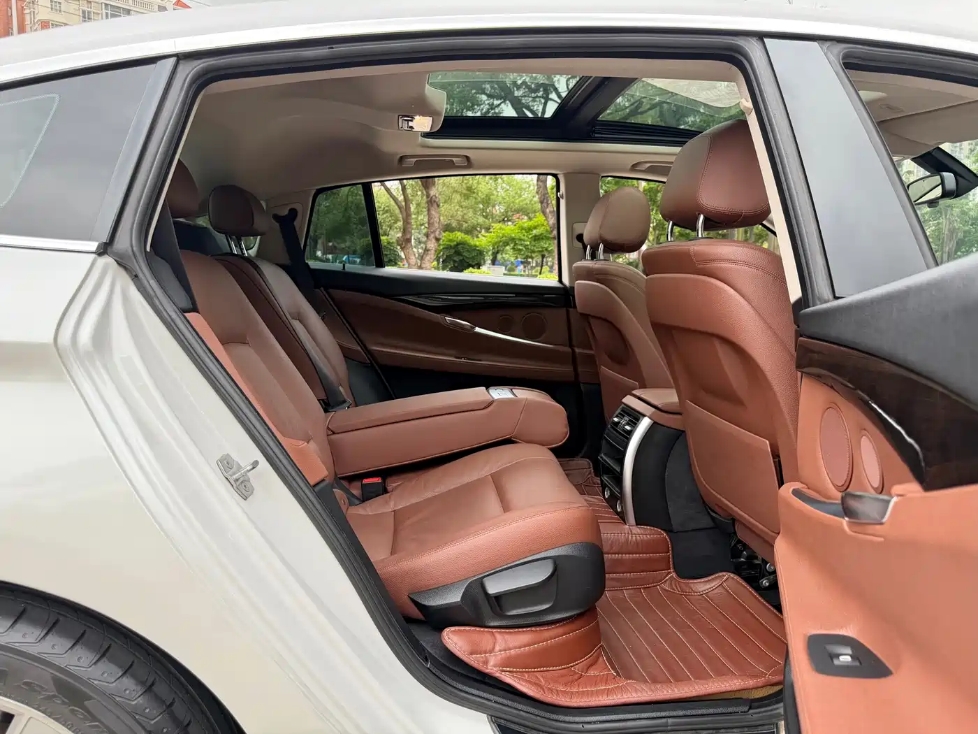 BMW 5 Series GT 2015 528i Leading фото 18