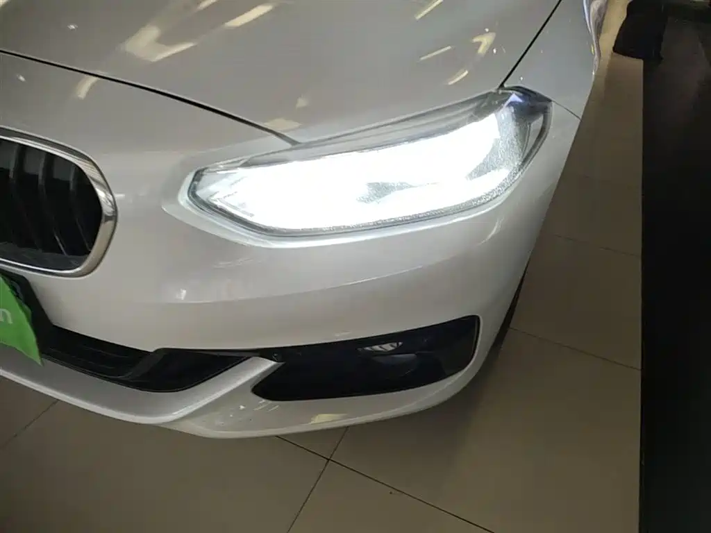 BMW 1 Series 2018 118i Sport Edition фото 24
