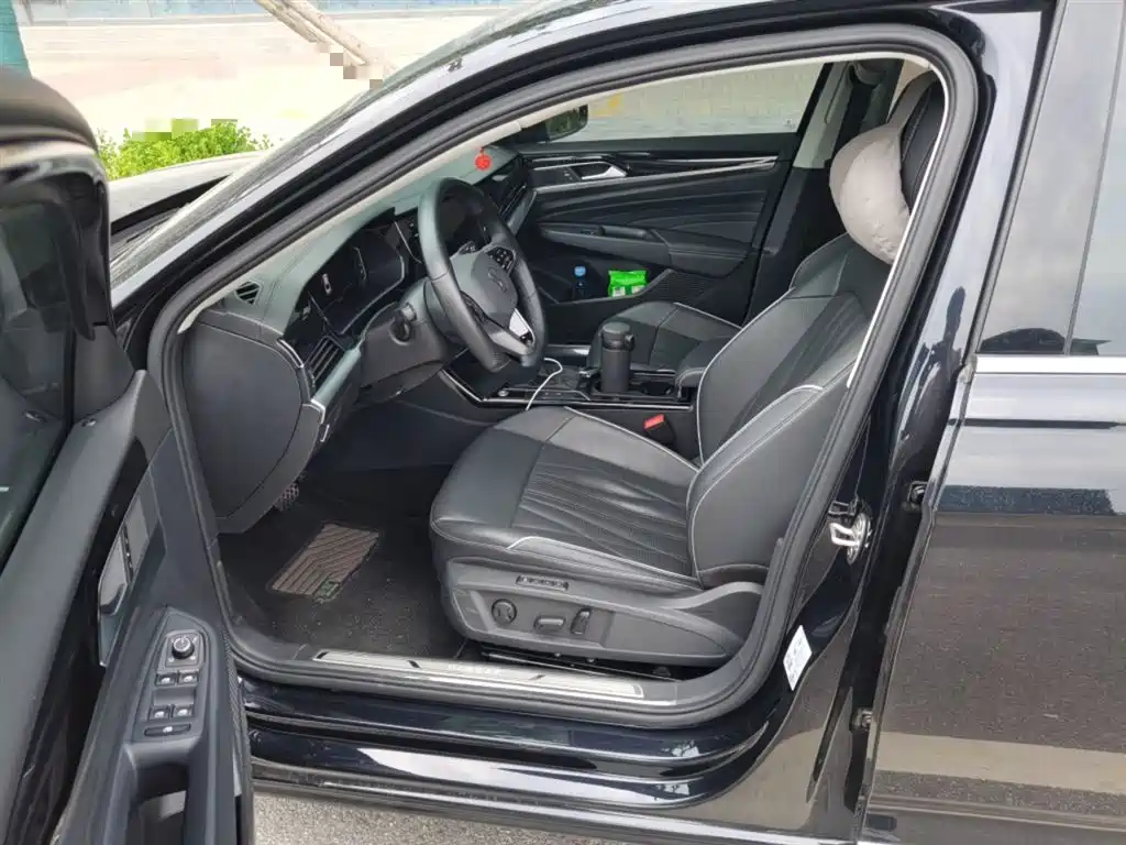 Volkswagen Passat 2022 330TSI Luxury Edition фото 8