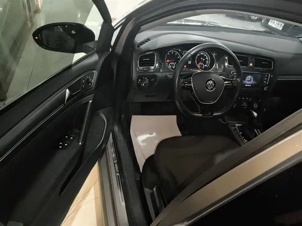 Volkswagen Golf 2017 1.6L Auto Comfort Millionth Edition фото 12