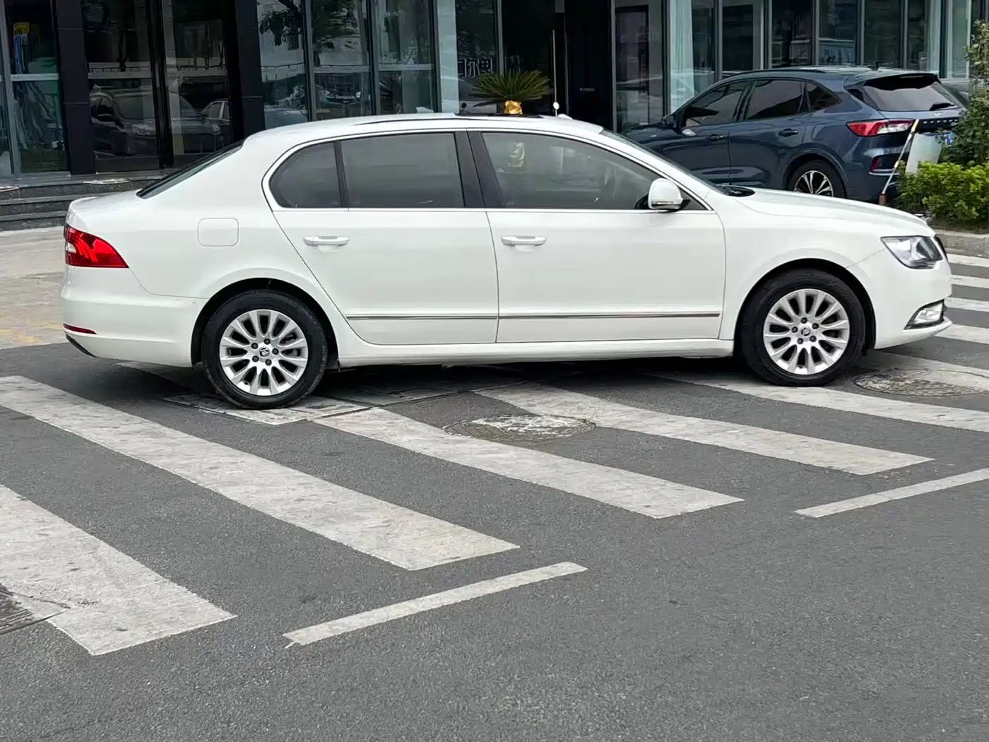 Škoda Superb 2013 1.8TSI Automatic Elite Edition фото 7