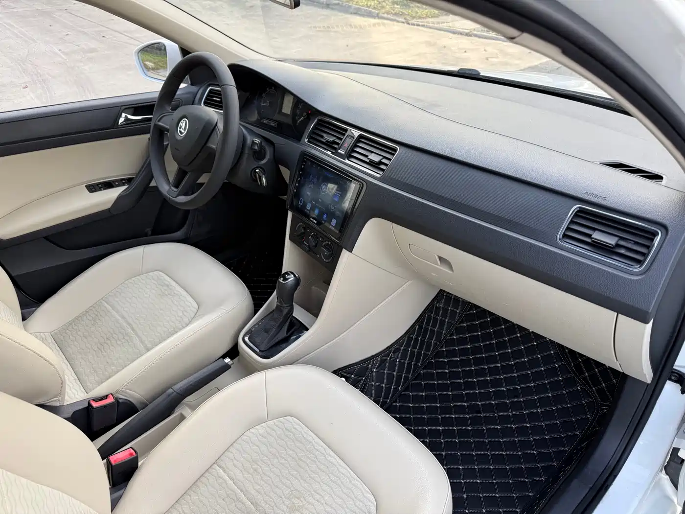 Škoda Rapid 2016 1.6L Automatic Pioneer Edition фото 12