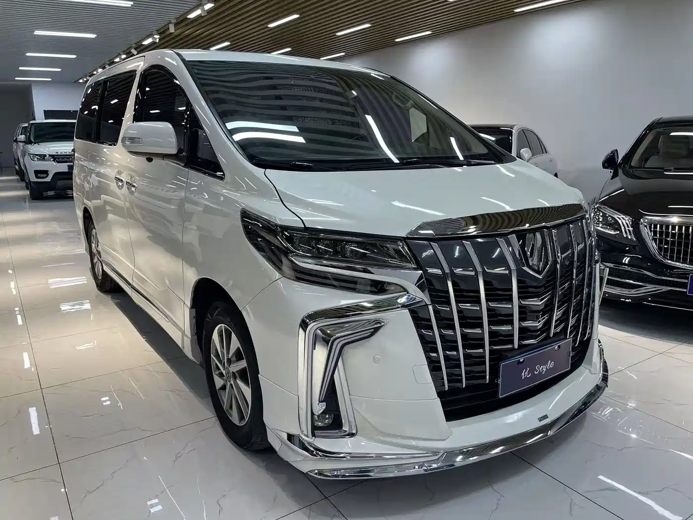 Toyota Alphard 2012 3.5L Luxury Edition фото 3