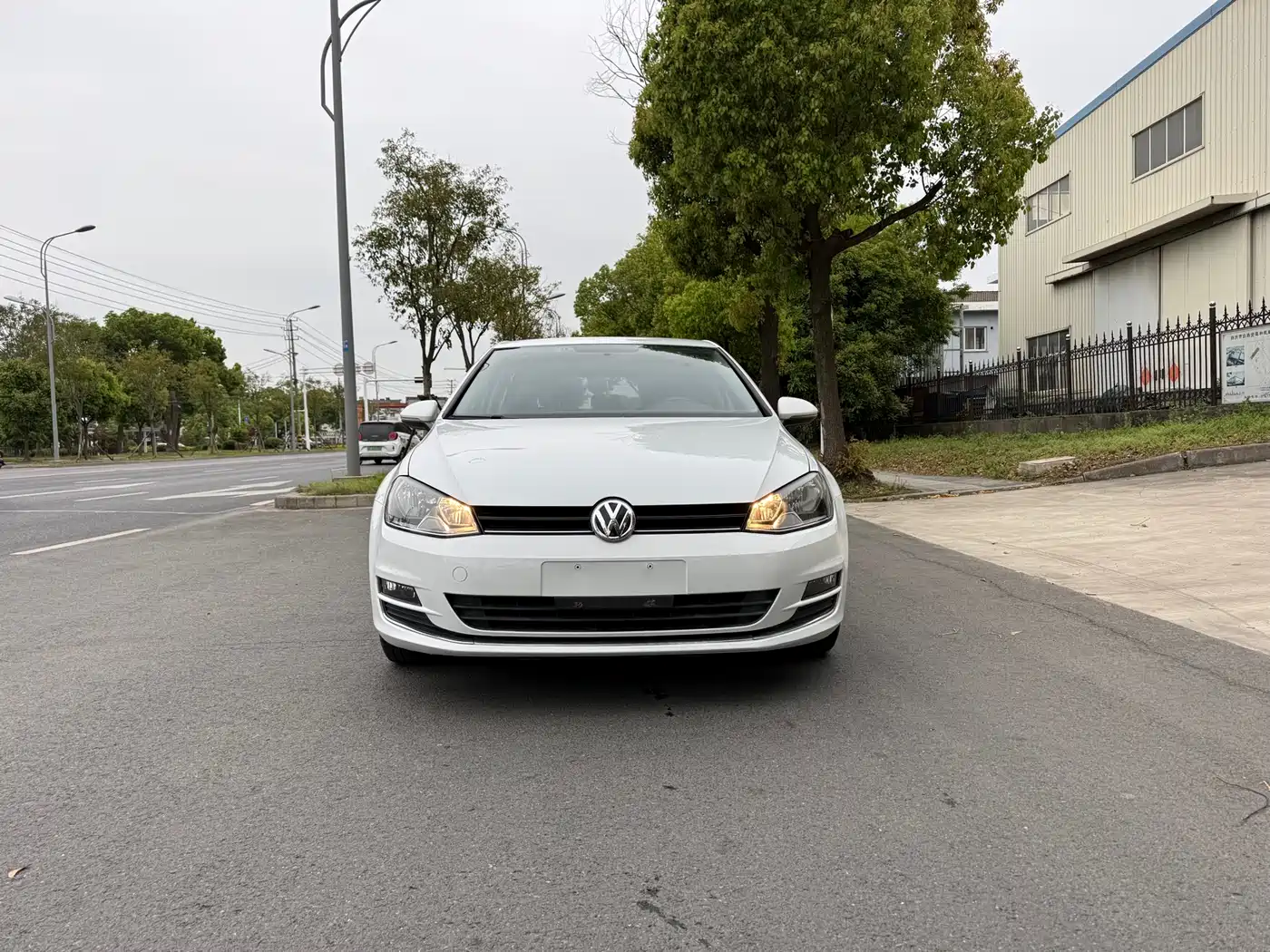 Volkswagen Golf 2014 1.6L Automatic Fashion Edition фото 2