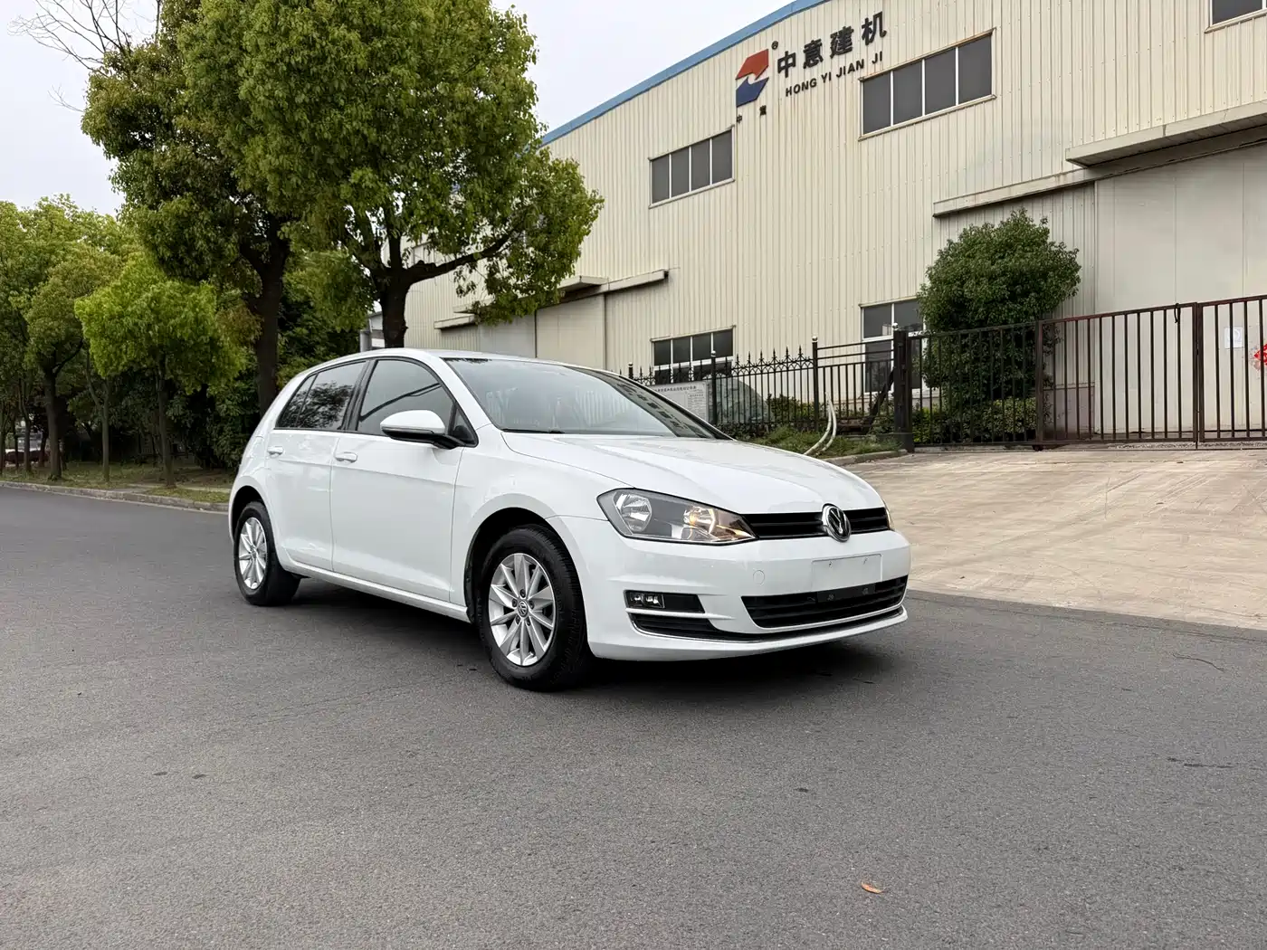Volkswagen Golf 2014 1.6L Automatic Fashion Edition фото 3