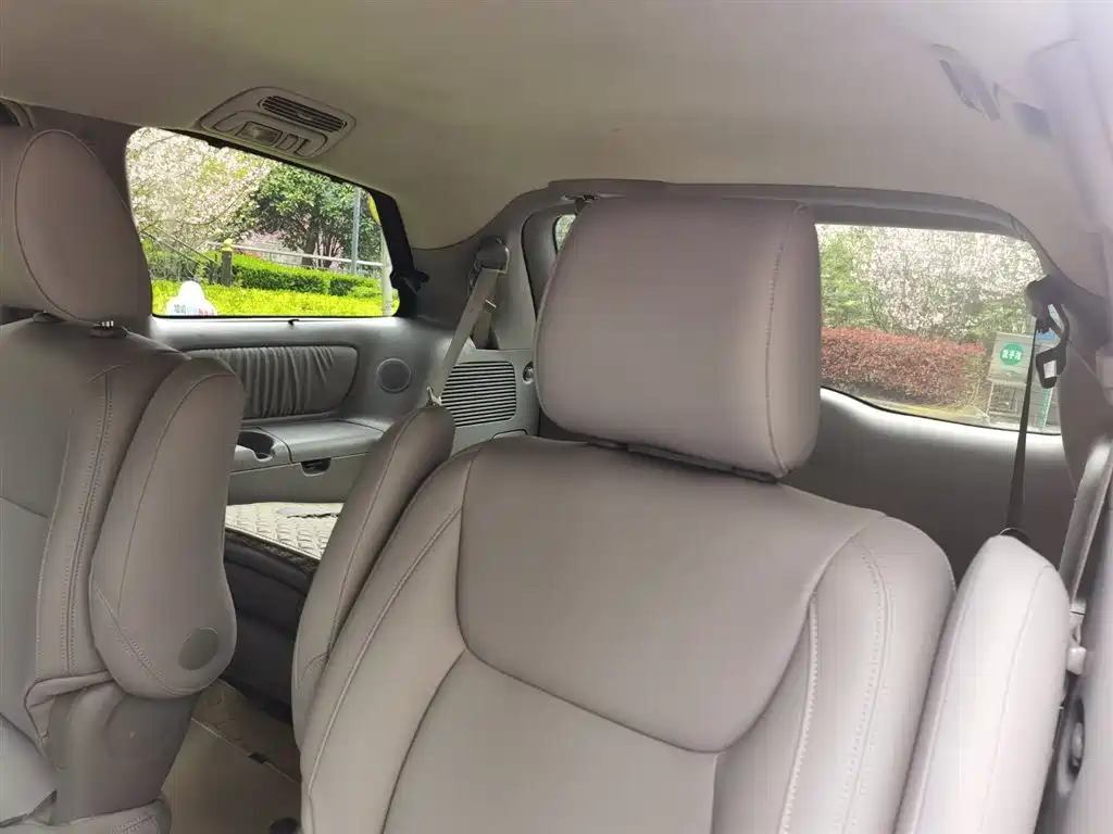 Toyota Sienna фото 11