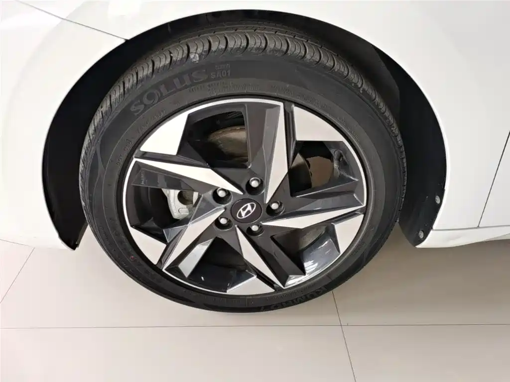Hyundai Elantra 2022 1.5L CVT LUX Premium Edition фото 23