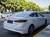 Фото 8 - Hyundai Elantra