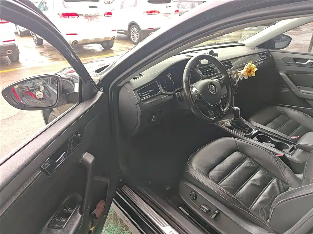 Volkswagen Passat 2016 330TSI DSG Honor Edition фото 16